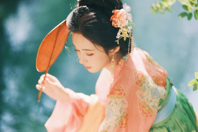 郑合惠子超话 🌸玉人桃腮，柳眉丹唇；潋滟波光，水月镜花。花絮图送上～ ​ 预览 5