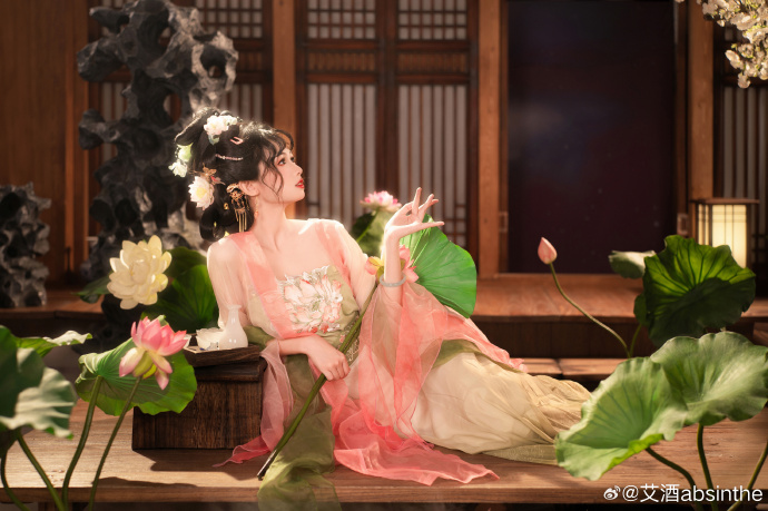 荷叶罗裙一色裁，芙蓉向脸两边开。出镜：@佳佳Jayaa 摄影：@艾酒absint 预览 1
