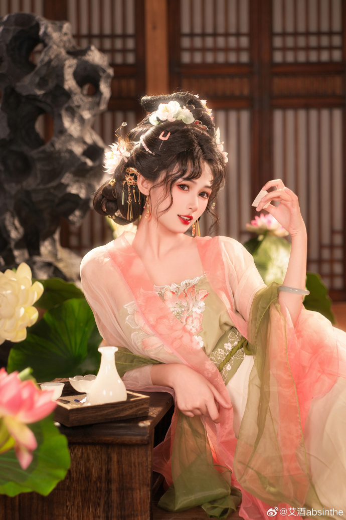 荷叶罗裙一色裁，芙蓉向脸两边开。出镜：@佳佳Jayaa 摄影：@艾酒absint 预览 2