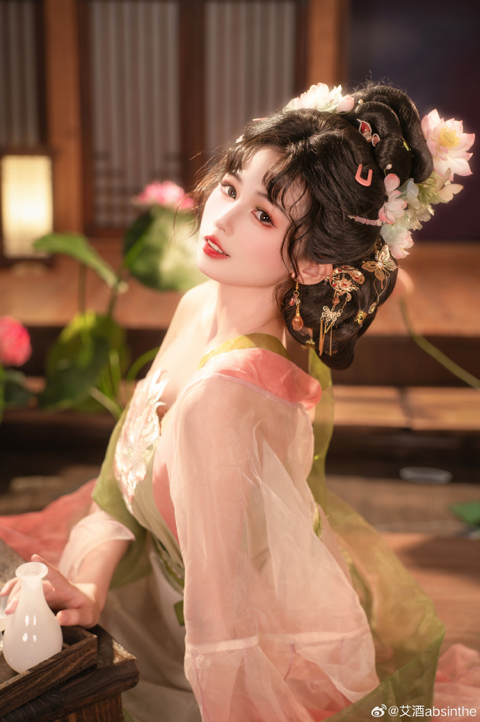 荷叶罗裙一色裁，芙蓉向脸两边开。出镜：@佳佳Jayaa 摄影：@艾酒absint 预览 3