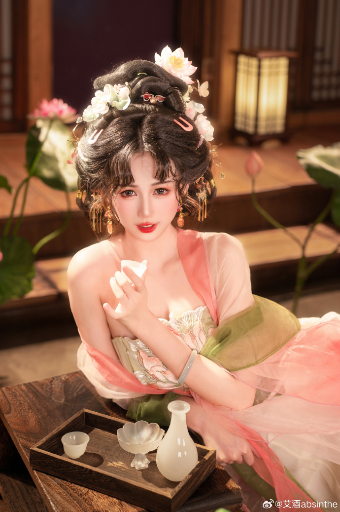 荷叶罗裙一色裁，芙蓉向脸两边开。出镜：@佳佳Jayaa 摄影：@艾酒absint 预览 4