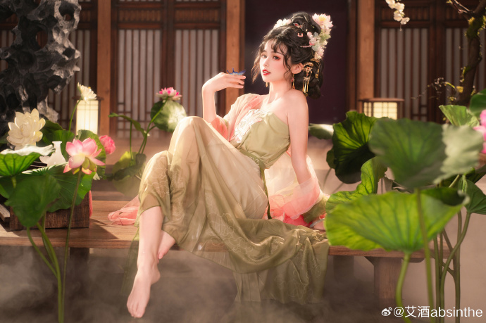 荷叶罗裙一色裁，芙蓉向脸两边开。出镜：@佳佳Jayaa 摄影：@艾酒absint 预览 5