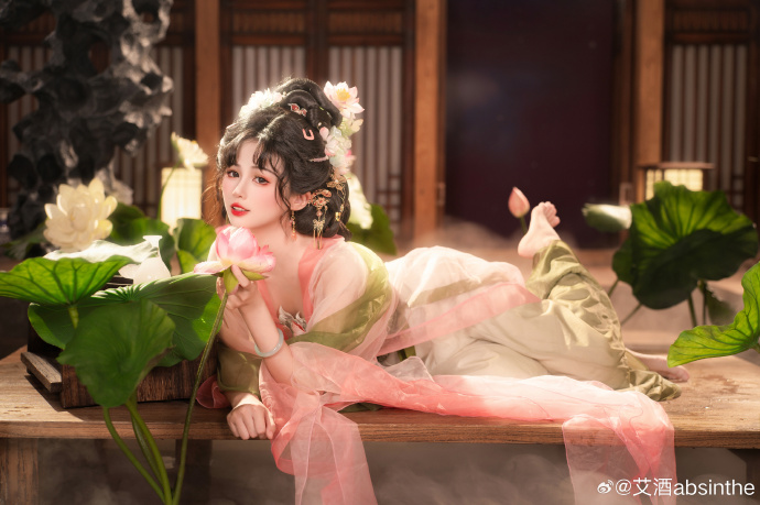 荷叶罗裙一色裁，芙蓉向脸两边开。出镜：@佳佳Jayaa 摄影：@艾酒absint 预览 6