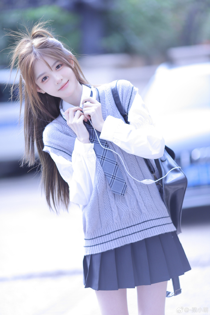 等你下课🎧好多年没穿过jk啦 我的青春回来了📷摄影：@陈半厨 ### ​