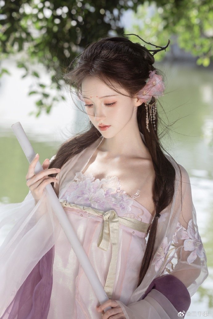 汉服摄影超话 -花开十里，翩翩为你### ​