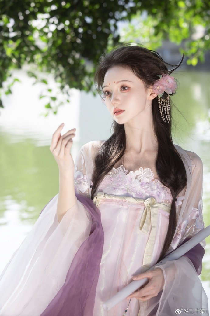 汉服摄影超话 -花开十里，翩翩为你### ​ 预览 3