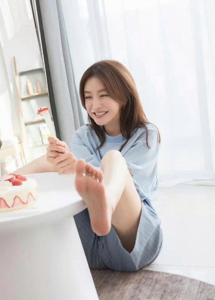秦岚早期私服写真，好嫩好甜好诱惑 ​ 预览 1