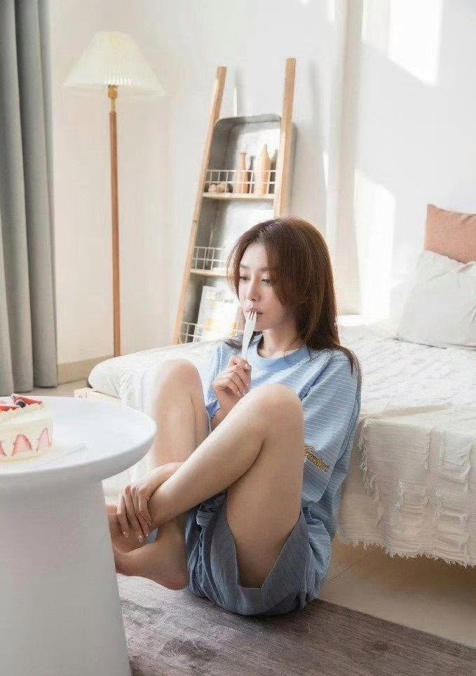 秦岚早期私服写真，好嫩好甜好诱惑 ​ 预览 3