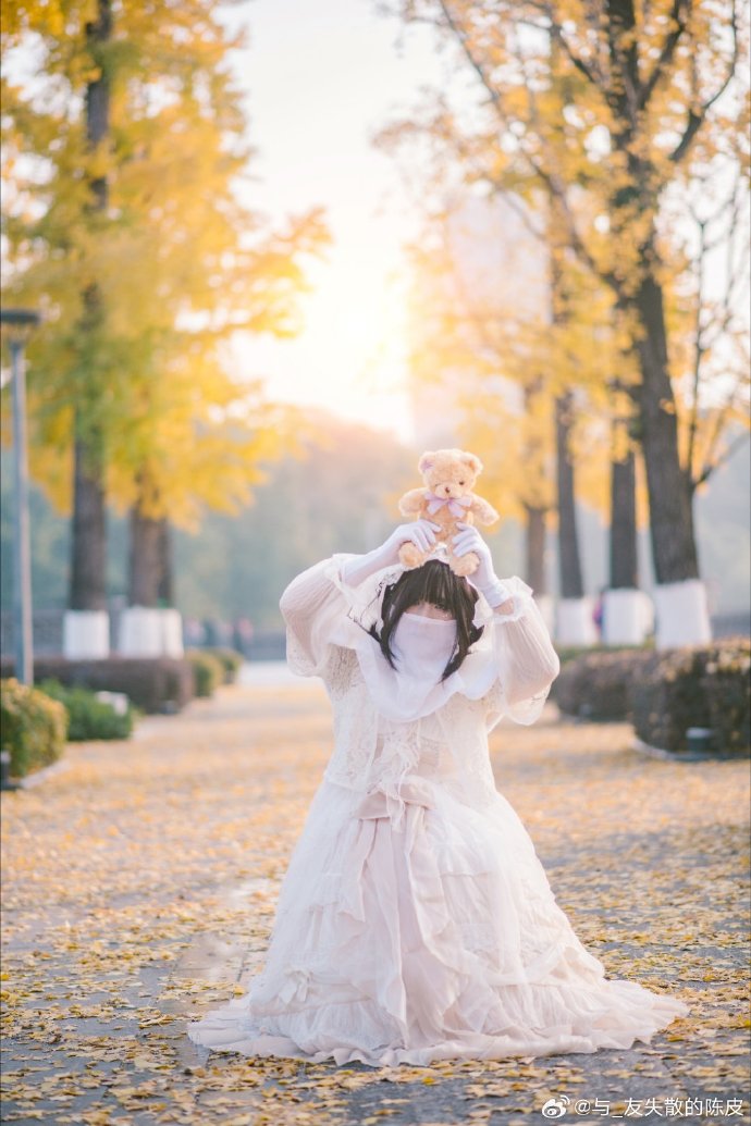 lolita装扮超话花嫁lolita正片：银杏正黄，阳光正好，一起来欣赏秋末冬 预览 2