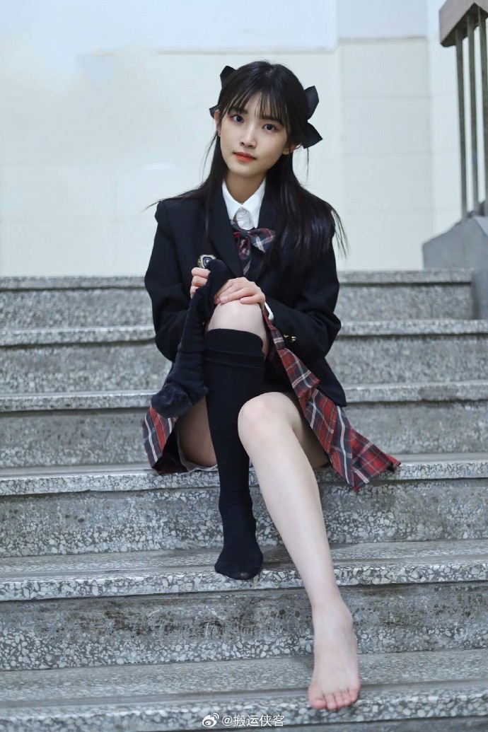 新片场：JK制服的日常写真，校园风满满！快来和我一起探索这份清纯可爱吧～## ​ 预览 3