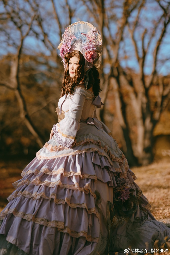 lolita返图超话 正片# 有的人，只在盛世里爱你。🍁——————————— 预览 2