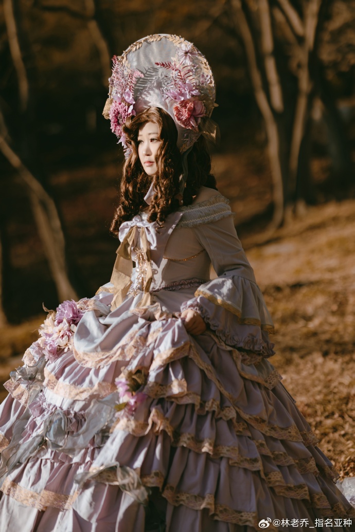 lolita返图超话 正片# 有的人，只在盛世里爱你。🍁——————————— 预览 3