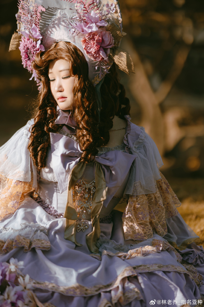 lolita返图超话 正片# 有的人，只在盛世里爱你。🍁——————————— 预览 4