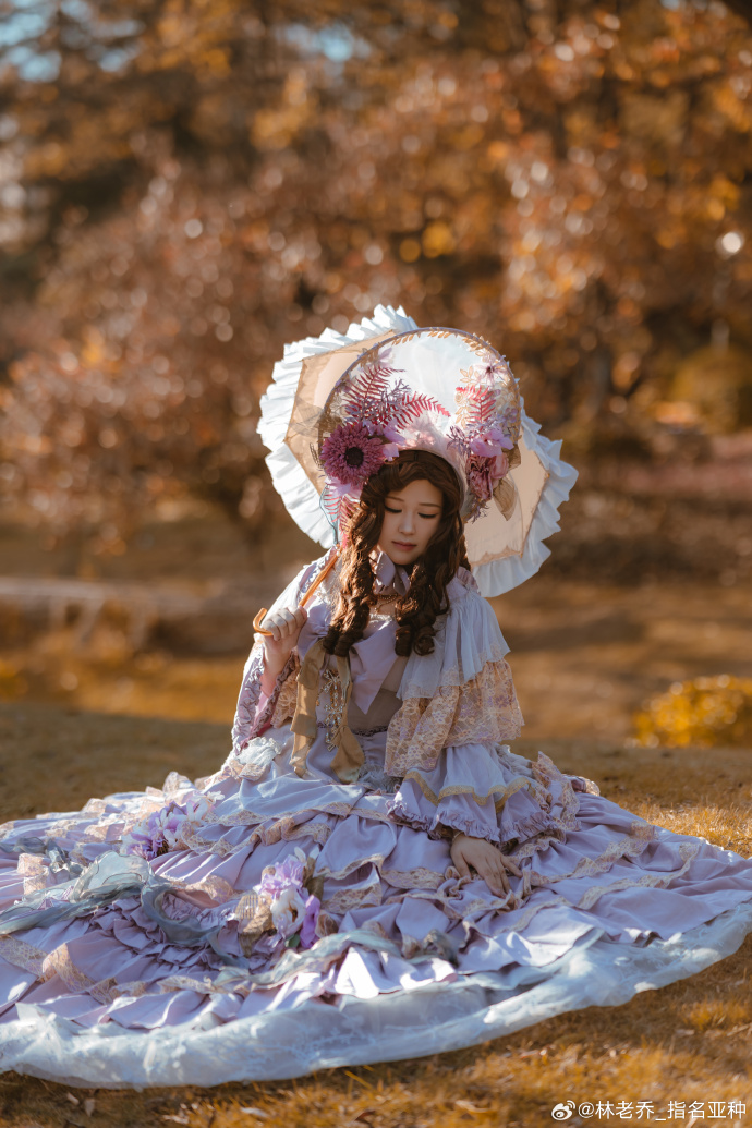 lolita返图超话 正片# 有的人，只在盛世里爱你。🍁——————————— 预览 6
