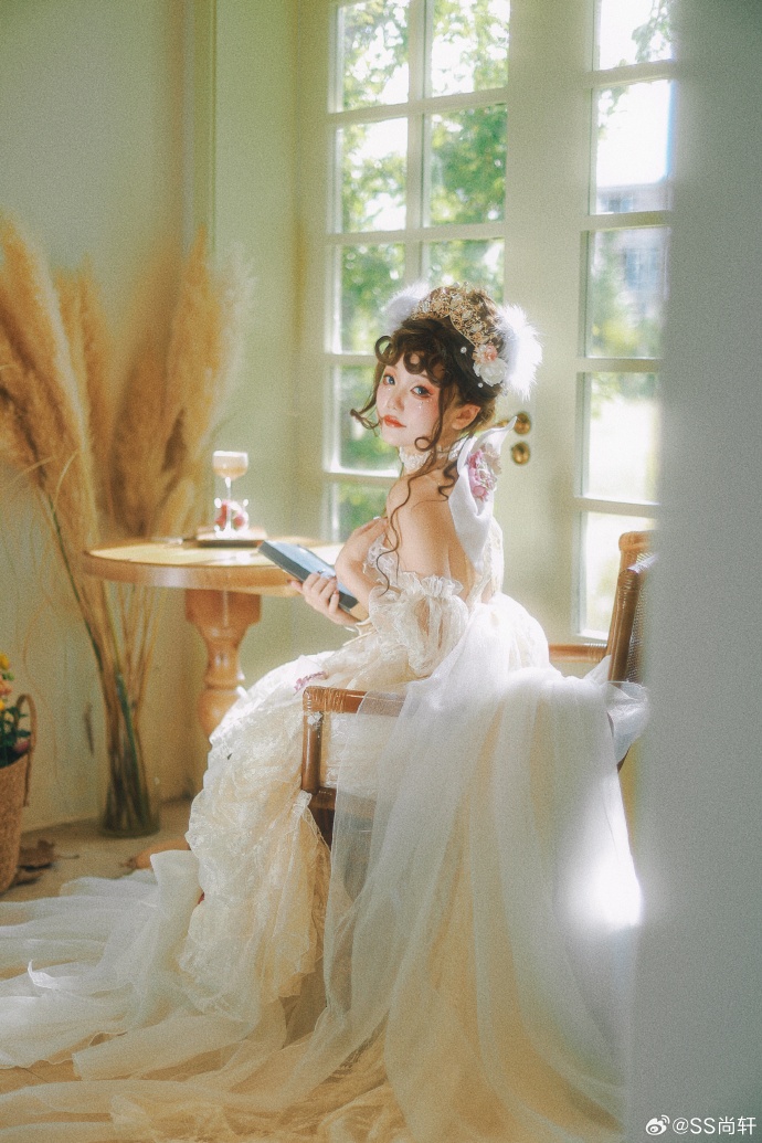LOLITA超话 “在一座美丽的花园里，秋日的阳光似乎乐而忘归。”好久没发lo