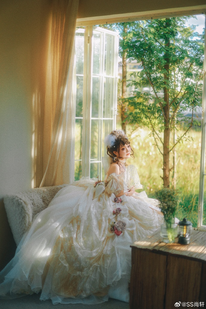 LOLITA超话 “在一座美丽的花园里，秋日的阳光似乎乐而忘归。”好久没发lo 预览 2