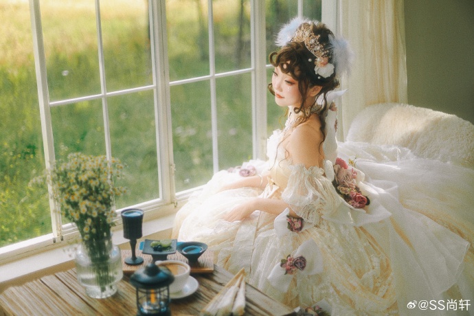 LOLITA超话 “在一座美丽的花园里，秋日的阳光似乎乐而忘归。”好久没发lo 预览 3