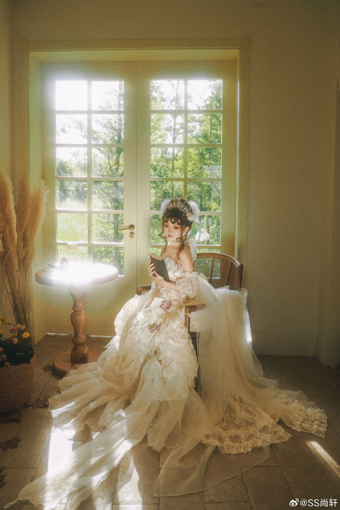 LOLITA超话 “在一座美丽的花园里，秋日的阳光似乎乐而忘归。”好久没发lo 预览 4