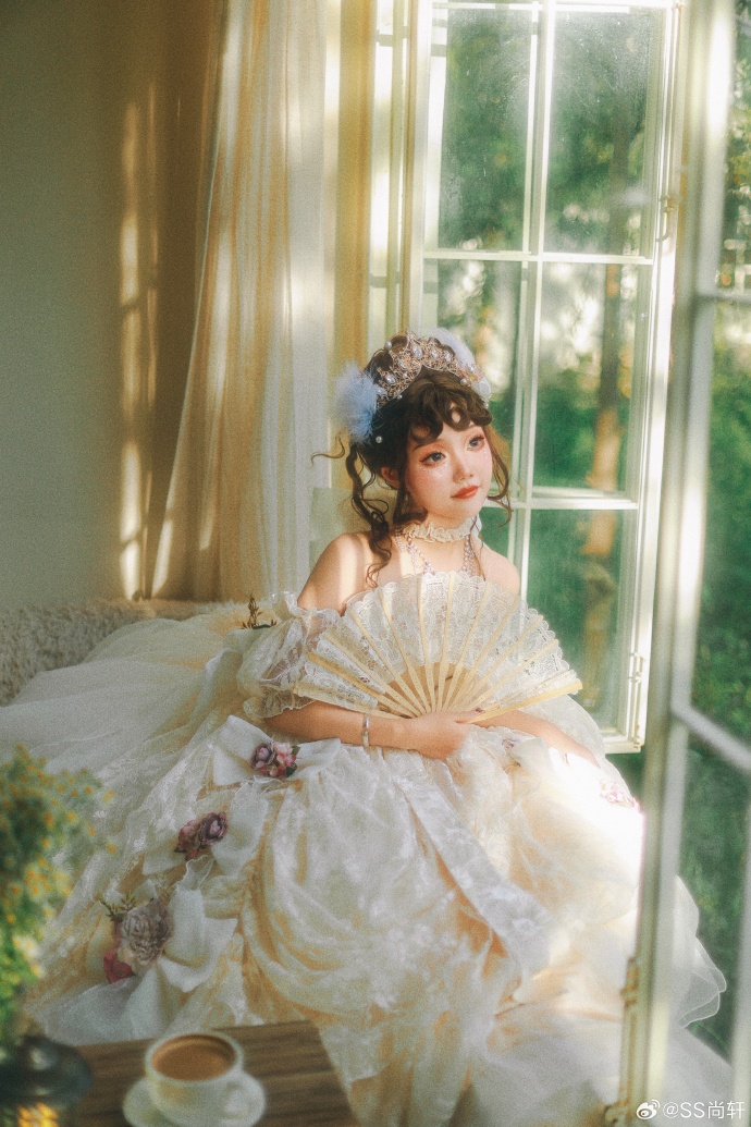 LOLITA超话 “在一座美丽的花园里，秋日的阳光似乎乐而忘归。”好久没发lo 预览 5