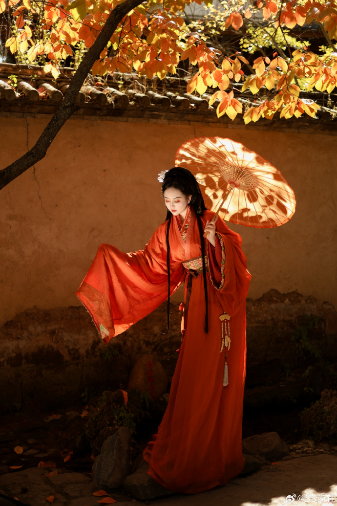 汉服摄影超话 “日月忽其不淹兮，春与秋其代序。”出镜：瑾摄影后期妆造：都是我外 预览 1