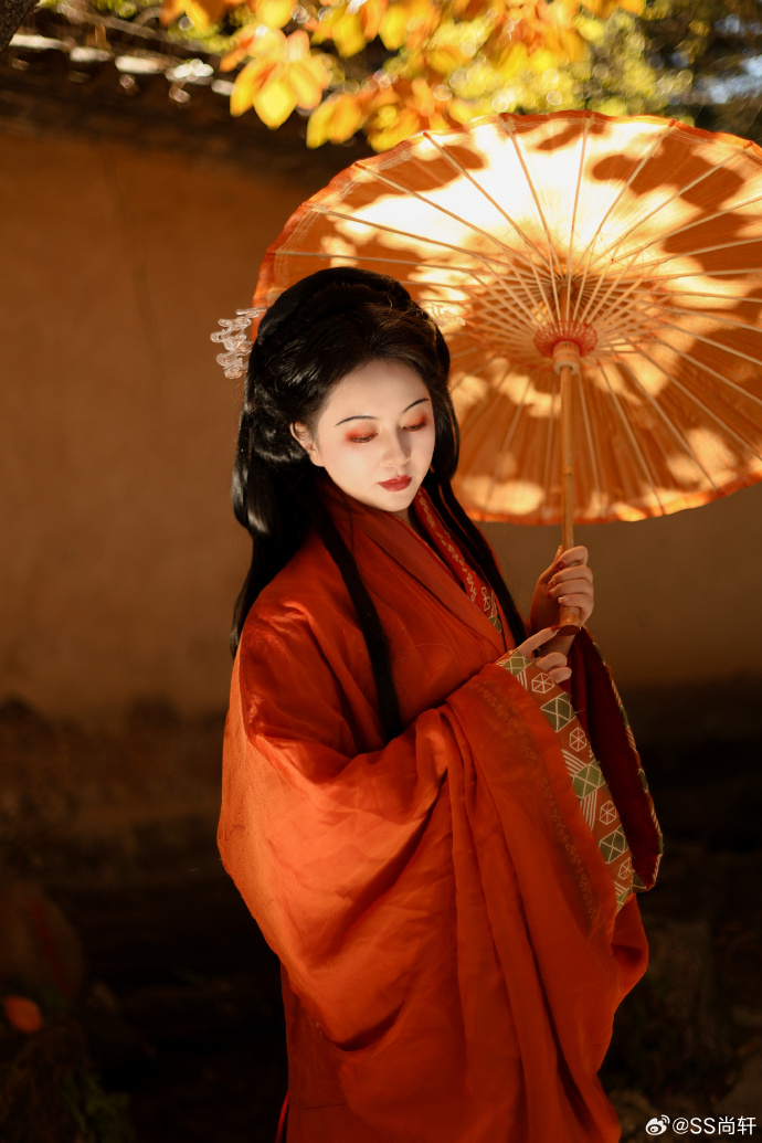 汉服摄影超话 “日月忽其不淹兮，春与秋其代序。”出镜：瑾摄影后期妆造：都是我外 预览 5