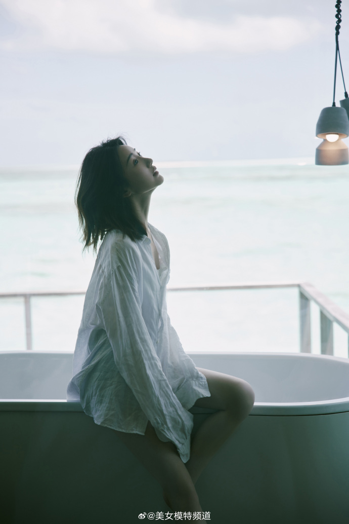毛晓彤白色慵懒私服写真 ​ 预览 2