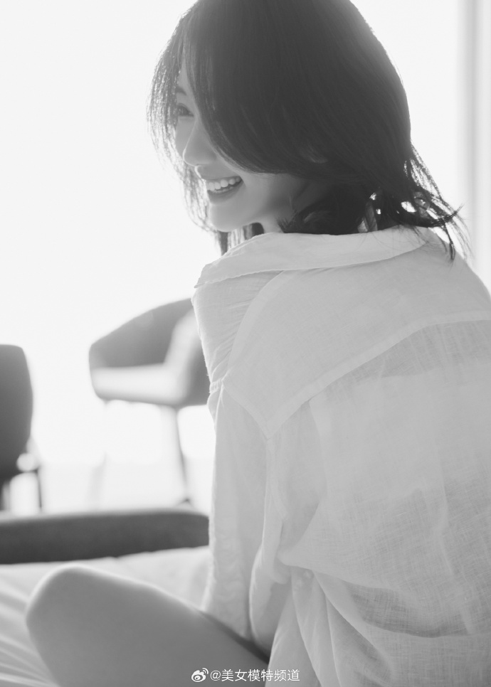 毛晓彤白色慵懒私服写真 ​ 预览 3