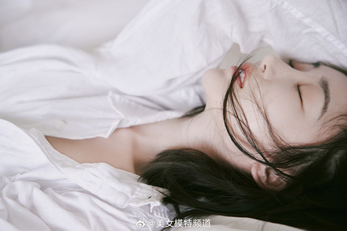 毛晓彤白色慵懒私服写真 ​ 预览 4