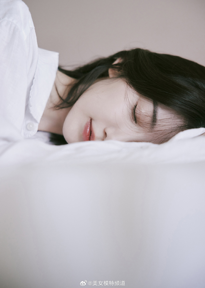 毛晓彤白色慵懒私服写真 ​ 预览 5