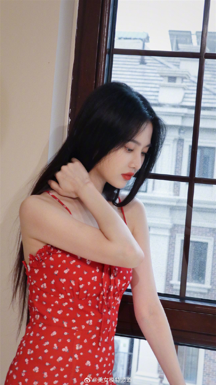 张慧雯甜美碎花裙私服写真 ​ 预览 2