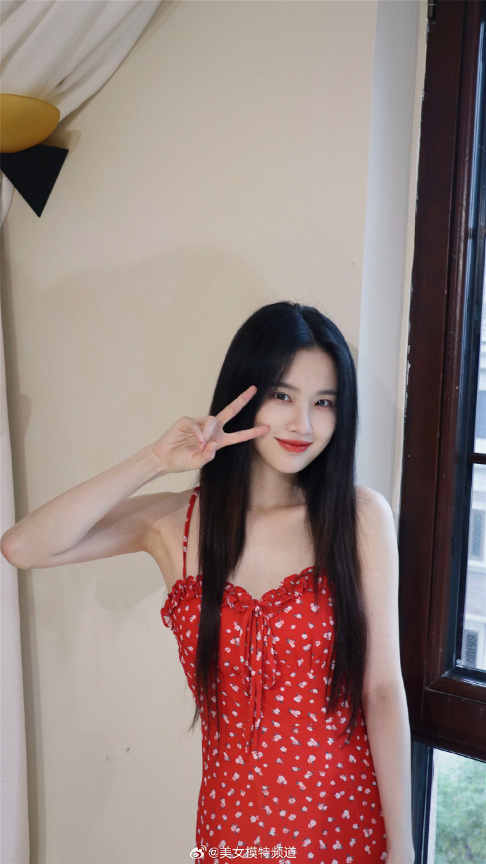 张慧雯甜美碎花裙私服写真 ​ 预览 5