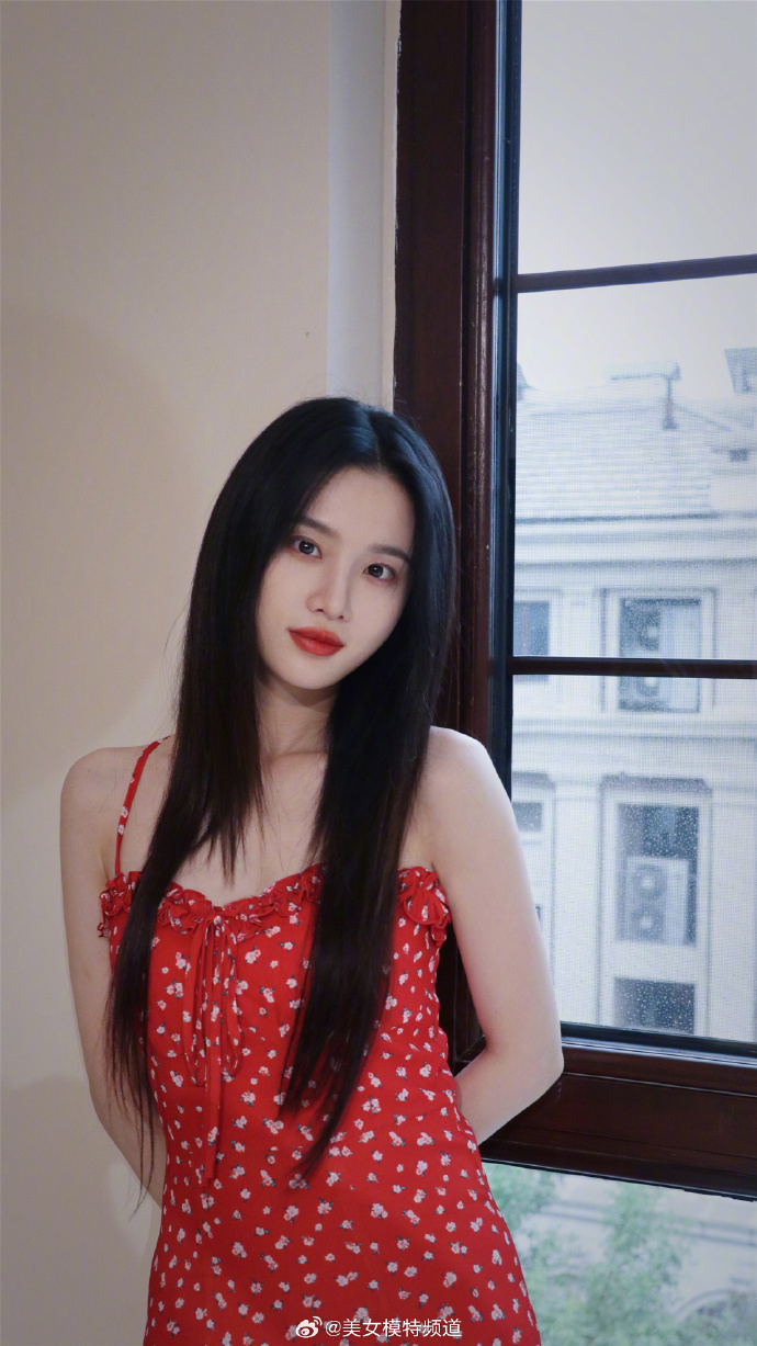 张慧雯甜美碎花裙私服写真 ​ 预览 6