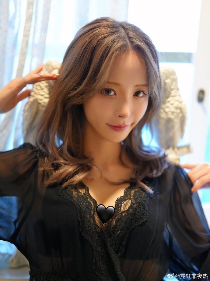 瘦桃子为了拍摄FRIDAY写真接了个假发，这次的摄影类型偏成熟风格。### ​ 预览 4