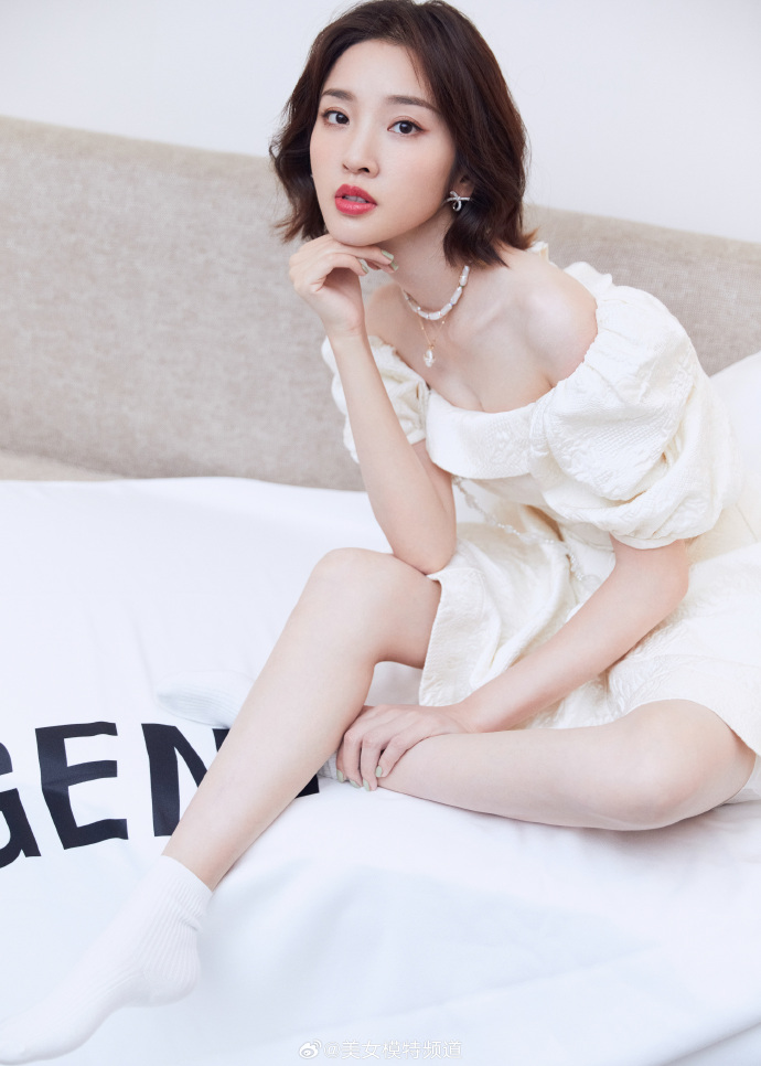 唐艺昕白色纯美私服写真 ​ 预览 3