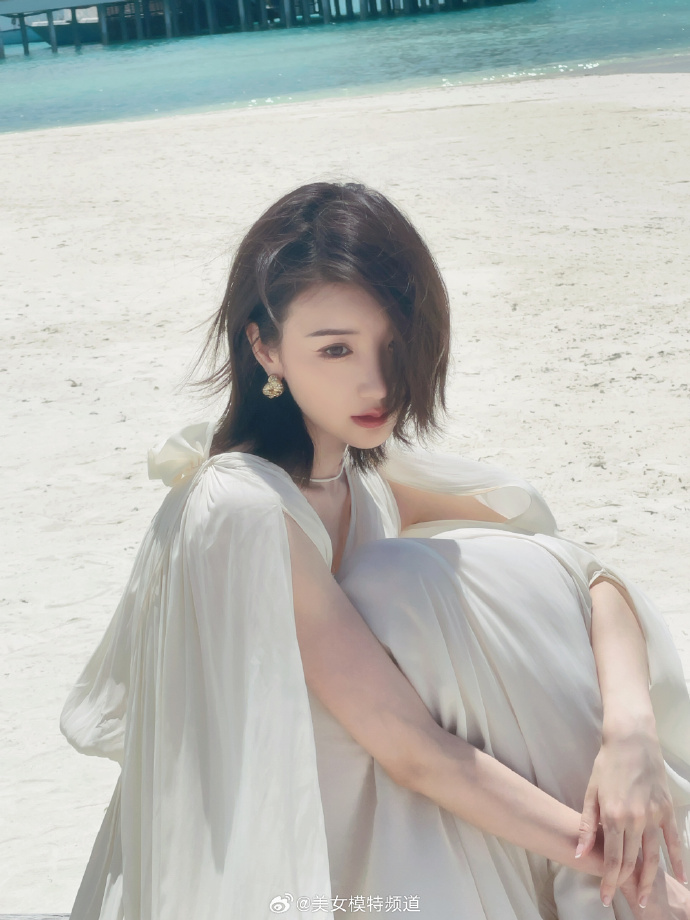 毛晓彤唯美私服写真 ​