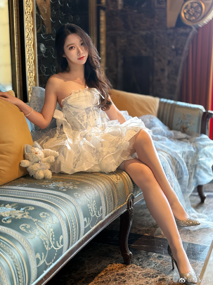 在逃公主美到我心巴上，穿上秒变仙女！配上宫廷欧式风的建筑氛围感满满####### 预览 3