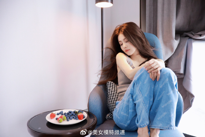 白鹿白开水妆居家私服写真 ​
