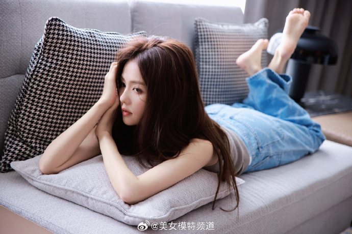 白鹿白开水妆居家私服写真 ​ 预览 2