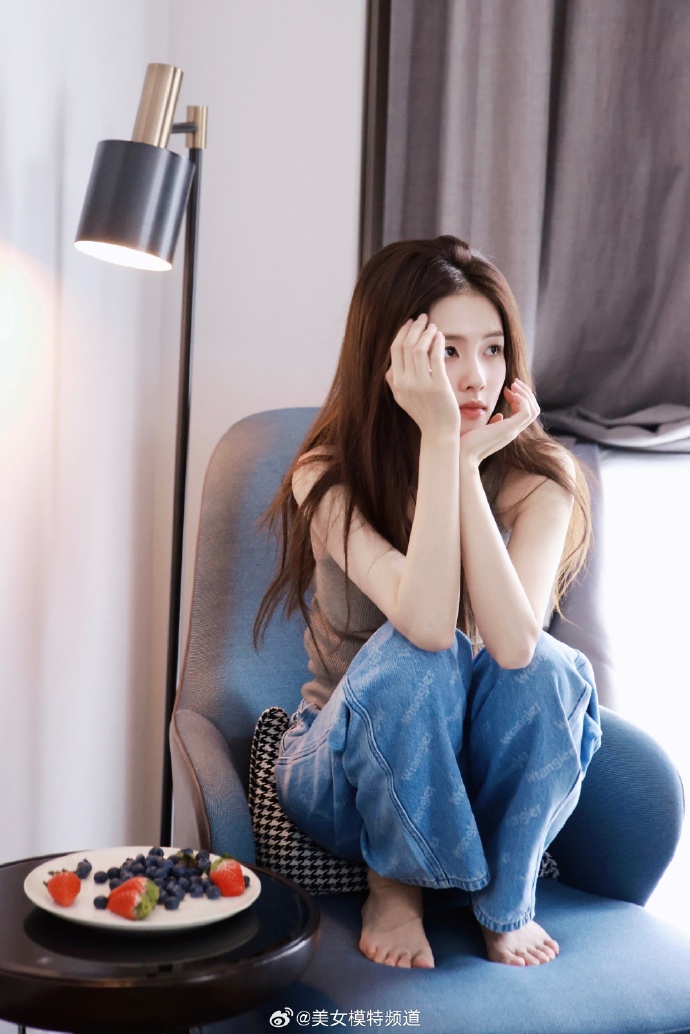 白鹿白开水妆居家私服写真 ​ 预览 3
