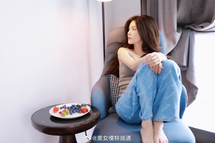 白鹿白开水妆居家私服写真 ​ 预览 4