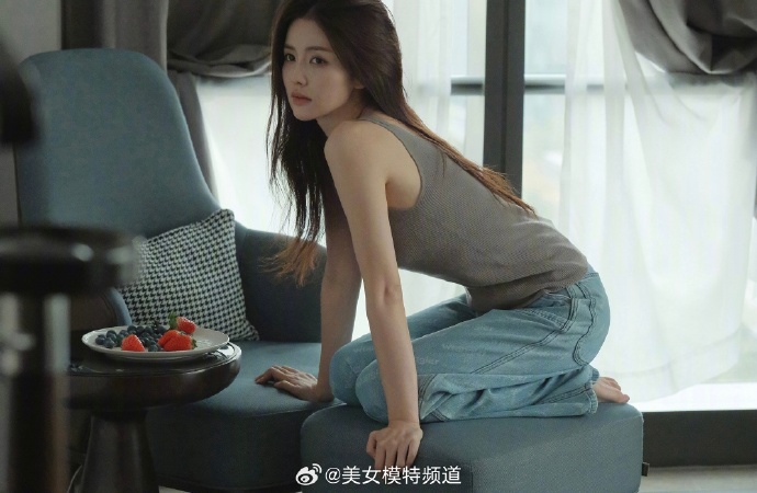白鹿白开水妆居家私服写真 ​ 预览 5