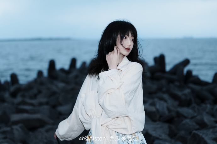 去海边出镜：小圆摄影后期：我@a7CLUB a7r5+@Viltrox唯卓仕 3 预览 2
