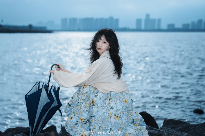 去海边出镜：小圆摄影后期：我@a7CLUB a7r5+@Viltrox唯卓仕 3 预览 3