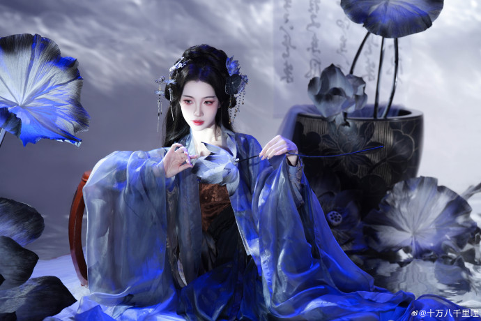 墨 荷 📷余花衫 💄婷婷不吃西红柿十里呐超话### ​ 预览 4