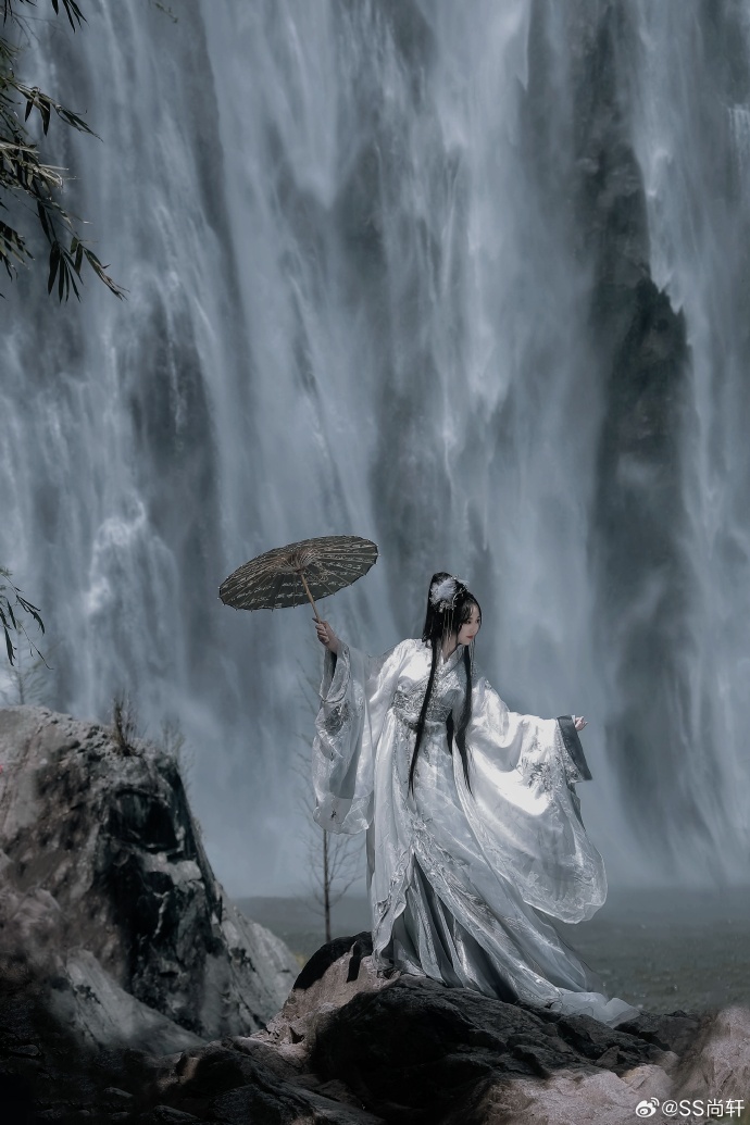 汉服摄影超话 “我亦飘然携一剑，足踏浮云任所之。”百丈漈旅拍的汉服正片终于产出