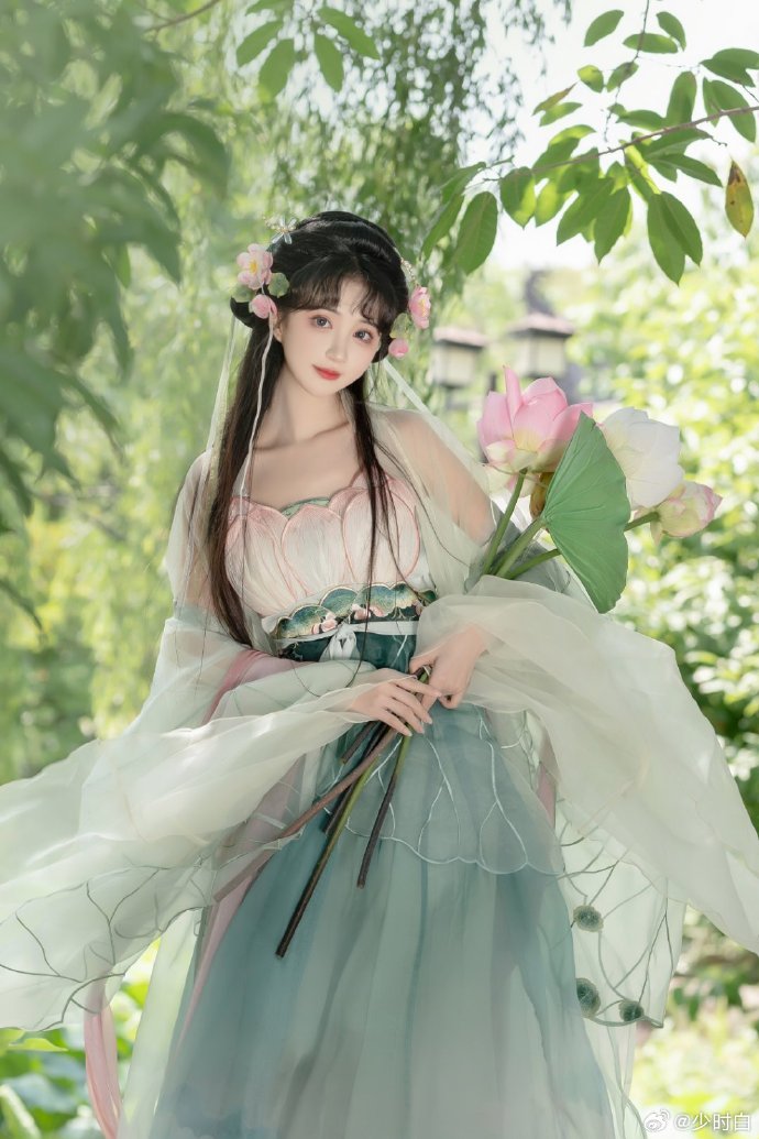 成都约拍超话## “风来摇呀摇，笑弯一池星 ”出镜:@-绮罗生的小苏苏- ​ 预览 1
