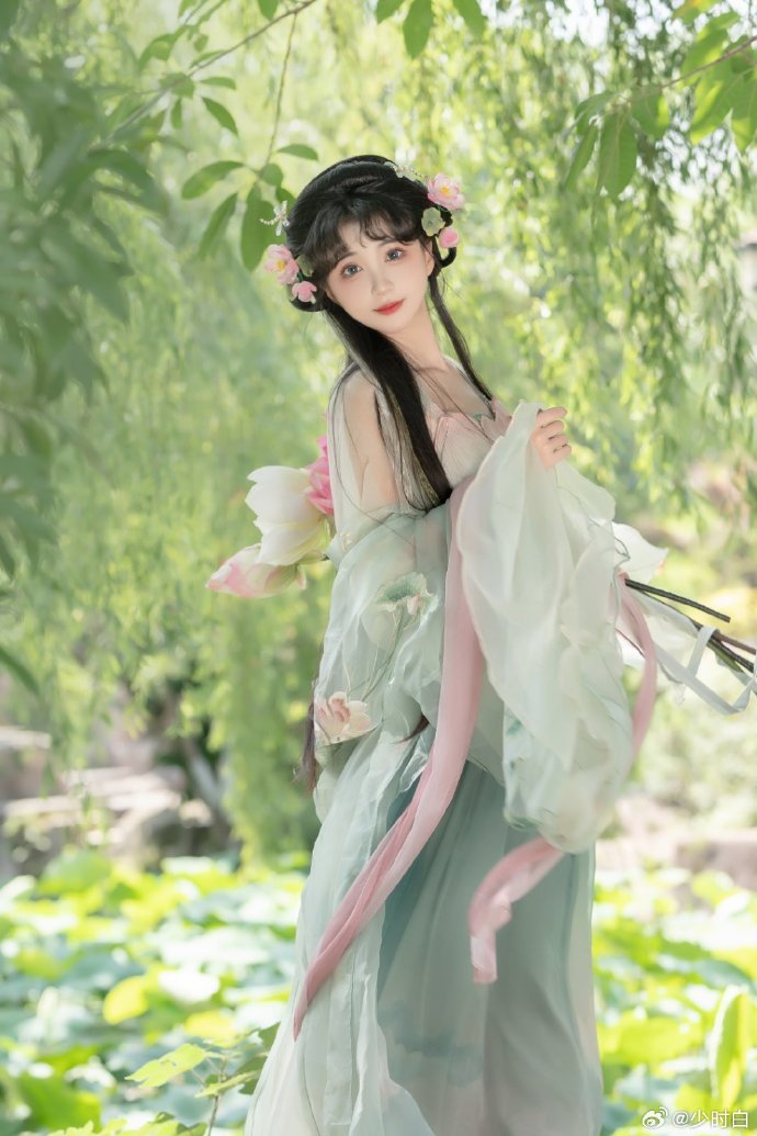 成都约拍超话## “风来摇呀摇，笑弯一池星 ”出镜:@-绮罗生的小苏苏- ​ 预览 2