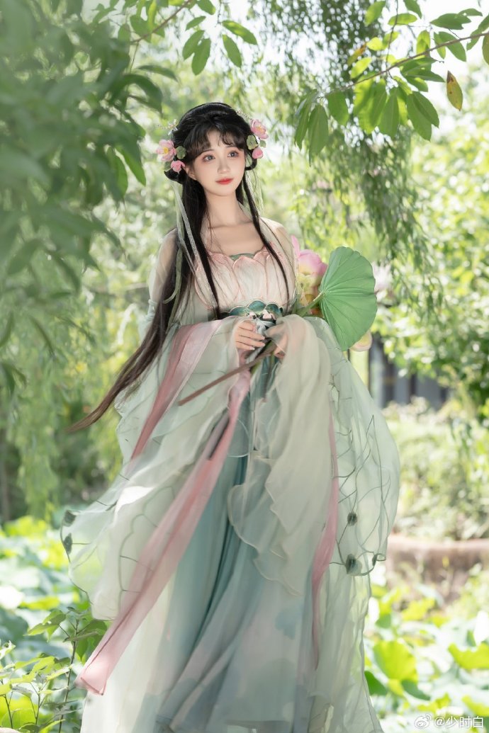 成都约拍超话## “风来摇呀摇，笑弯一池星 ”出镜:@-绮罗生的小苏苏- ​ 预览 3
