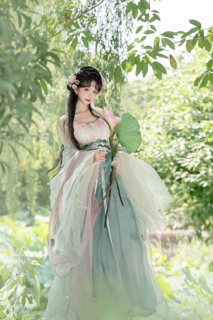 成都约拍超话## “风来摇呀摇，笑弯一池星 ”出镜:@-绮罗生的小苏苏- ​ 预览 4