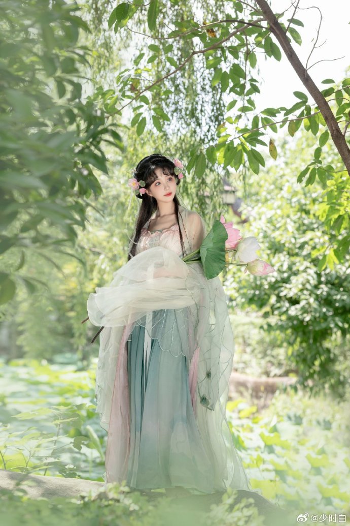 成都约拍超话## “风来摇呀摇，笑弯一池星 ”出镜:@-绮罗生的小苏苏- ​ 预览 5